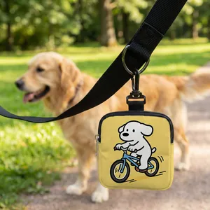 Primer plano de bolsa amarilla para premios con dibujo de perro y gancho metálico para correa