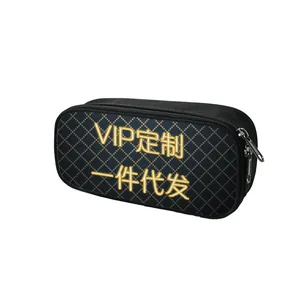 Détail de la trousse grande capacité avec logo VIP doré et fermeture éclair