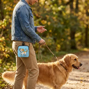 Bolsa azul para premios de perro con cremallera y gancho en escena de entrenamiento