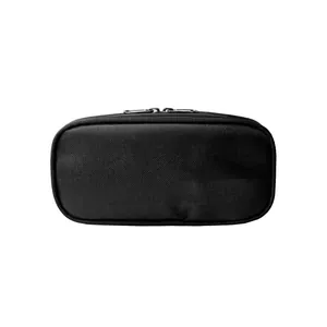 Détail de la trousse noire en nylon robuste avec système de fermeture à double glissière