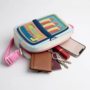 Sac bandoulière rose imprimé sardines à grande capacité montrant divers accessoires