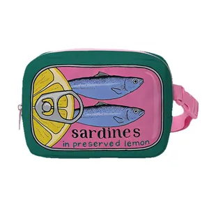 Sac banane rose et vert avec une illustration rétro de boîte de sardines sur le devant
