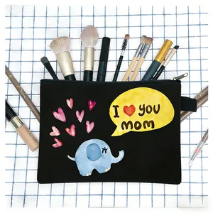 Μαύρο υφασμάτινο νεσεσέρ με τύπωμα I love you mom και πινέλα σε καρό φόντο