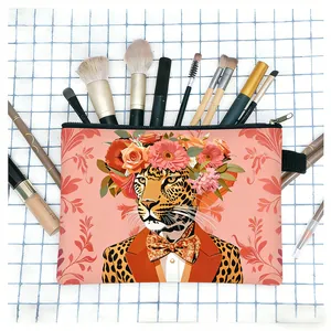 Moderne Kosmetiktasche mit Geparden-Print, Blumenmuster und diversen Make-up-Pinseln