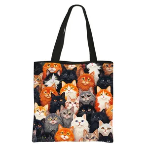 Bolso de gran capacidad con estampado de gatos animados y correas negras en fondo blanco