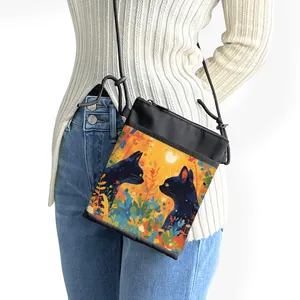 Bolso para móvil con arte de gatos negros y correa ajustable sobre ropa casual