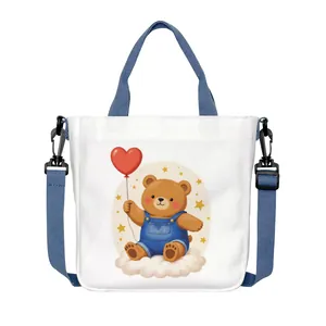 Borsa a tracolla in tela bianca con orsetto e spalline blu su sfondo bianco minimalista