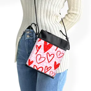 Borsa a tracolla rosa con stampa a cuori e scritta XOXO indossata con stile casual