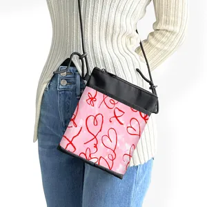Borsa a tracolla rosa con cuori rossi e tracolla nera a contrasto per donna