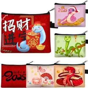 Détail de porte-monnaie avec motifs serpent pour le Nouvel An chinois 2025
