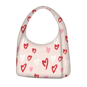 Plüschige Tasche mit Herzmuster in Zartrosa und geräumigem Henkel-Design