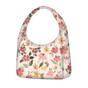 Hobo-Tasche mit floralem Aquarellmuster und grünen Blättern auf beigem Plüschstoff