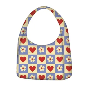 Plüsch-Tragetasche mit Schachbrettmuster und Herzmotiven in Blau und Beige