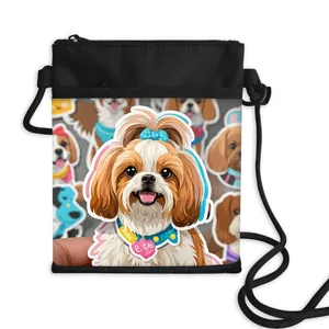 Compacte zwarte crossbody tas met hondenprints en een verstelbare schouderband