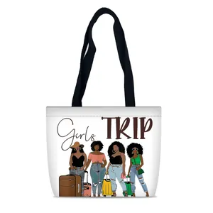 Detalle del estampado Girls TRIP en un bolso tote de lona blanca con asas negras