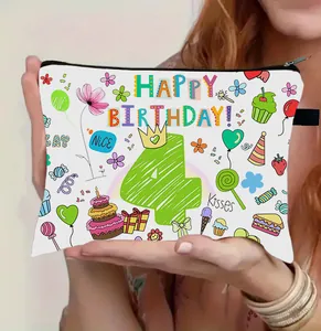 Pochette per il 4° compleanno in tela con grafiche colorate disegnate a mano e scritte