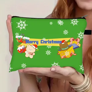 Dettaglio di una trousse natalizia verde con stampe di fiocchi di neve e orsi
