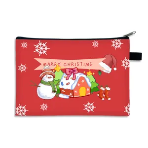 Beauty case rosso natalizio con illustrazioni di pupazzi di neve e casette di pan di zenzero