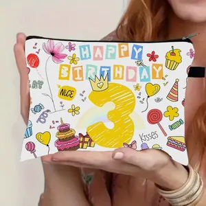 Pochette di compleanno in tela bianca con torta colorata e numero 3 tra le mani