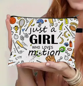 Detail van witte make-uptas met sportgraffiti en 'GIRL WHO LOVES motion' bedrukking