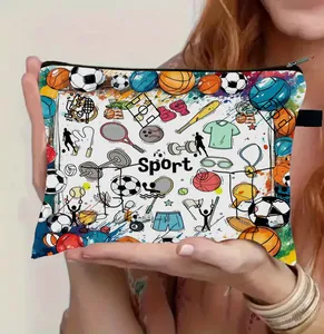 Detail van een draagbare make-uptas met kleurrijke sportgraffiti en een ritsopening