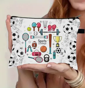 Detail van canvas make-uptas met diverse sportillustraties en een stevige ritssluiting