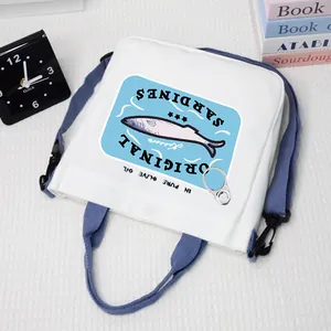 Sac bandoulière en toile blanche avec motifs sardines et sangle réglable bleue