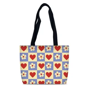 Borsa tote in tela a scacchi viola con cuori rossi e stampe floreali su sfondo bianco