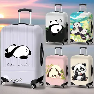 Detailansicht von fünf Panda-Mustern auf elastischen Kofferschutzhüllen für Reisen