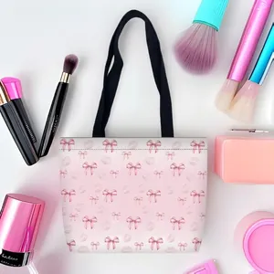 Sac fourre-tout en toile rose à motifs nœuds et lèvres avec accessoires de maquillage