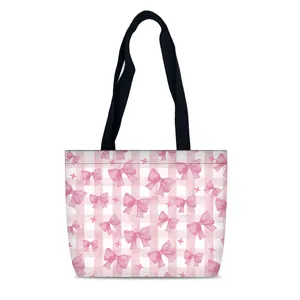Détails des motifs nœuds roses et étoiles sur ce grand sac cabas en toile pour femme