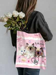 Détail d'un sac cabas rose avec imprimé chaton mignon et des bandoulières confortables