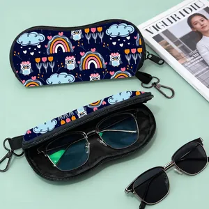 Regenboog uil print brillenkoker met rits, haak en zwarte zonnebril accessoires