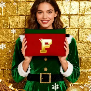 Détail d'une trousse de maquillage de Noël festive avec lettre F dorée et décorations