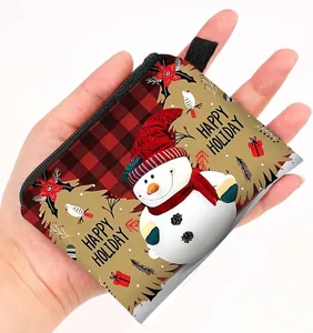 Dettaglio di un mini portamonete natalizio con stampa pupazzo di neve e zip nera