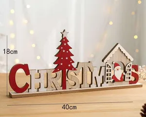 Detalle macro de adorno navideño de madera con medidas de 40cm de ancho y 18cm de alto para el hogar