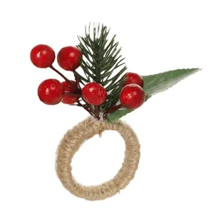 Servilletero navideño con bayas rojas y agujas de pino sobre cuerda de yute natural
