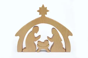Belén minimalista de madera con establo y estrella decoración de mesa