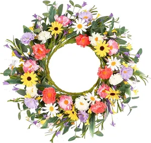 Détail macro d'une couronne de fleurs sauvages avec marguerites et base en brindilles