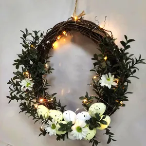 Dettaglio di ghirlanda pasquale con uova macchiate, margherite e luci LED calde