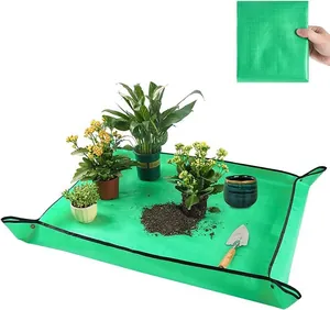 Detalle de alfombra de jardinería verde impermeable con botones a presión