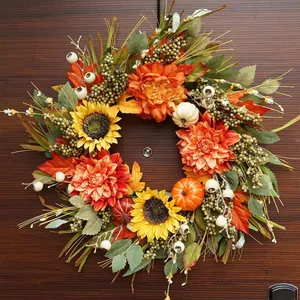 Couronne d'automne avec tournesols, citrouilles et baies pour décoration de maison rustique
