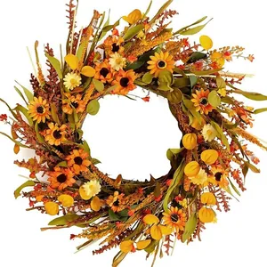 Couronne d'automne avec tournesols, baies et feuilles d'érable pour décoration de porte