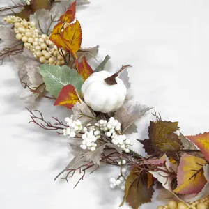 Detail van witte pompoen en esdoornbladeren op een feestelijke herfst guirlande