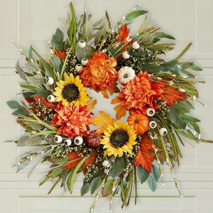 Détail de couronne d'automne avec tournesols, citrouilles et dahlias pour déco maison