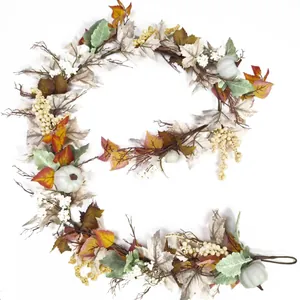 Herstguirlande van 1,8m met witte pompoenen, esdoornbladeren en bessen voor decoratie