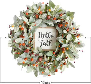Detailansicht eines 18-Zoll Herbstkranzes mit Hello Fall Schild, Kürbissen und Beeren
