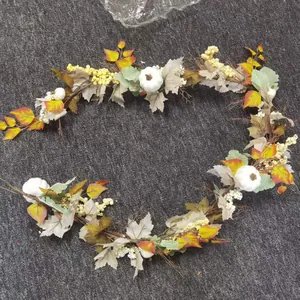 Herfstslinger van 1,8m met witte pompoenen, esdoornbladeren en bessen voor decoratie