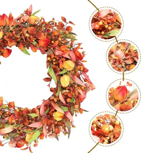 Detailaufnahme des Herbstkranzes mit Beeren, Kürbissen und bunten Ahornblättern