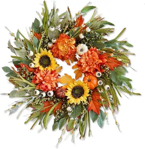 Détails de couronne d'automne avec tournesols, feuilles d'érable et de baies